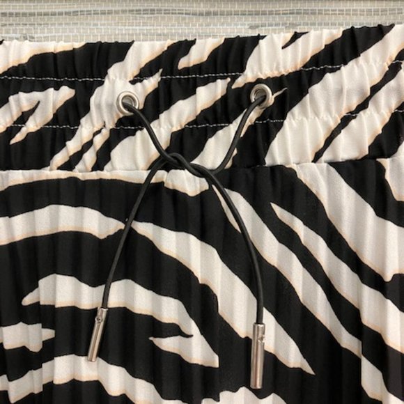 NWT! EXPRESS - Size Small - Black & White Tiger Print Accordion Pleated Skirt - Picture 4 of 9